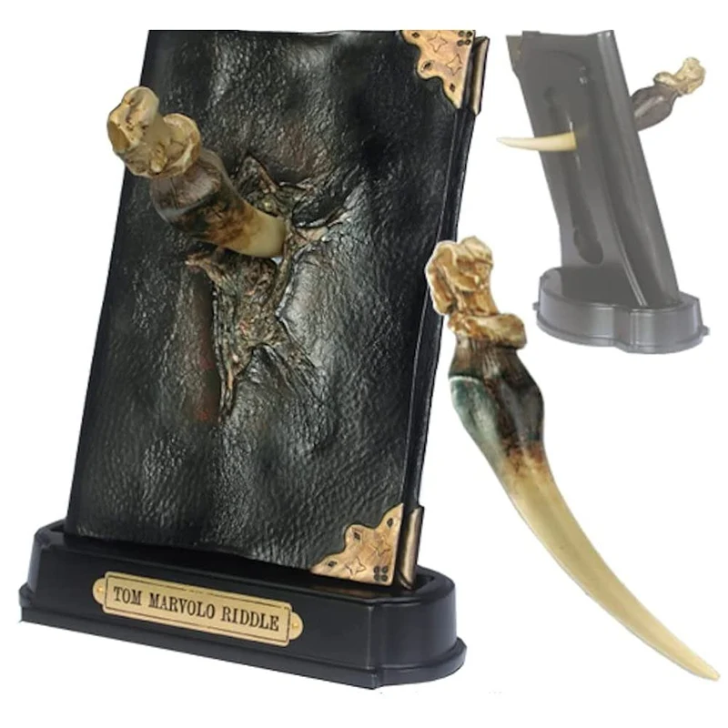 Harry Potter Tom Riddles Tagebuch mit Basiliskenzahn als Skulptur