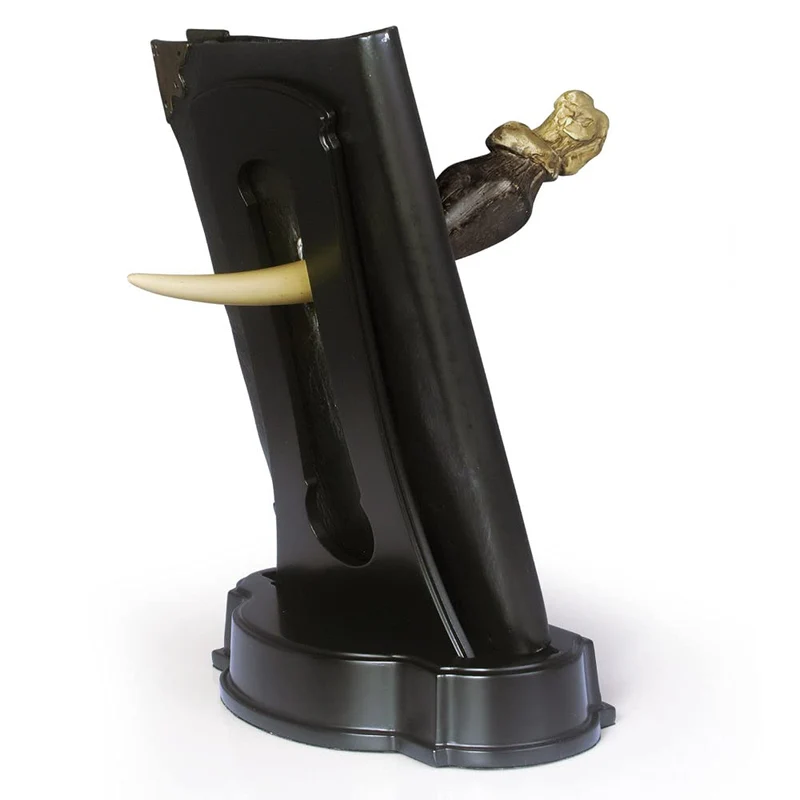Harry Potter Tom Riddles Tagebuch mit Basiliskenzahn als Skulptur