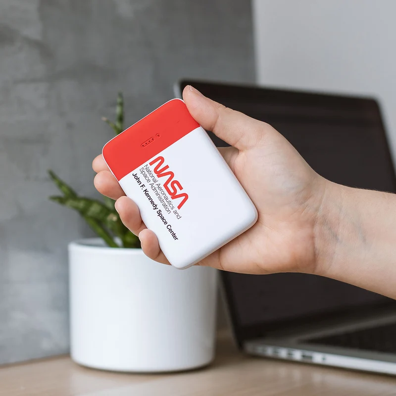 NASA Powerbank mit kabellosem Laden