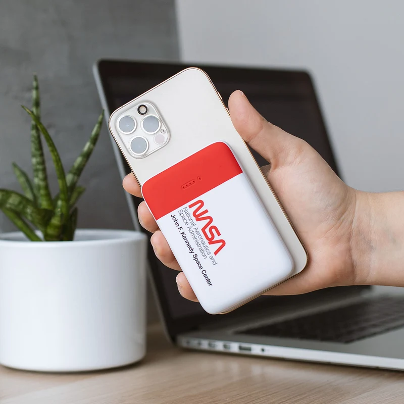 NASA Powerbank mit kabellosem Laden