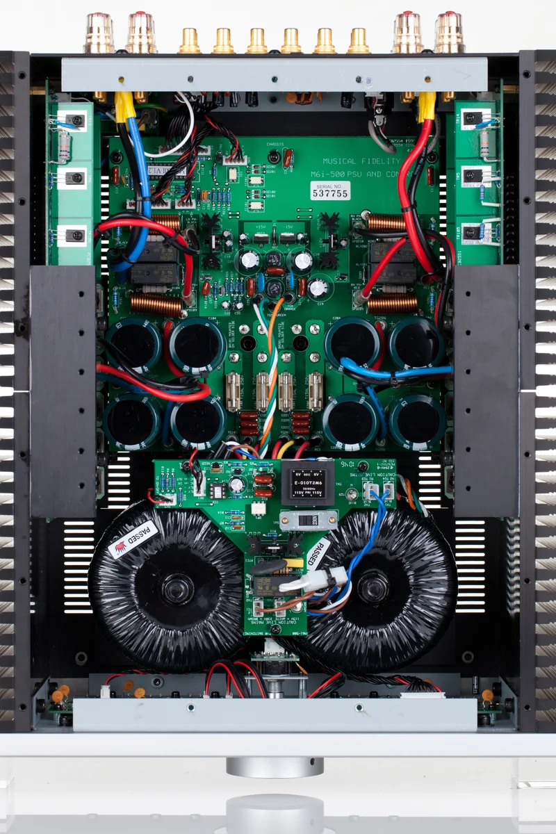Musical Fidelity M6SI500 - Amplificateur stéréo intégré 500W/C, cinq entrées XLR