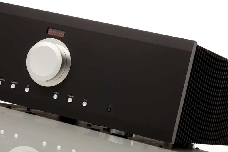 Musical Fidelity M6SI500 - Amplificateur stéréo intégré 500W/C, cinq entrées XLR