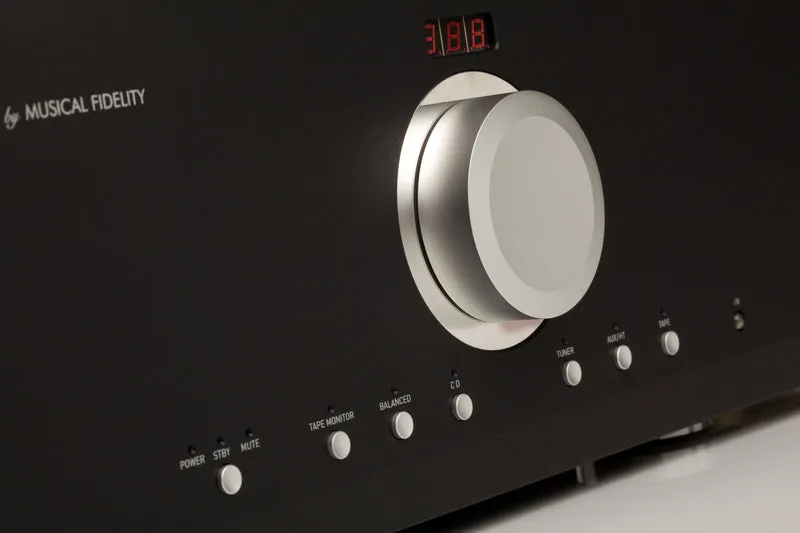 Musical Fidelity M6SI500 - Amplificateur stéréo intégré 500W/C, cinq entrées XLR