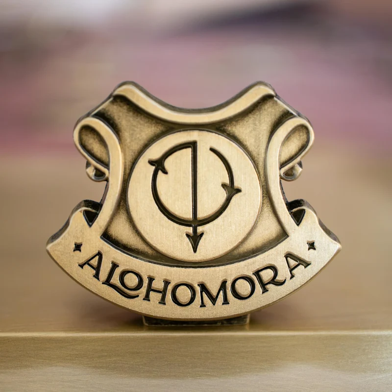 Harry Potter Zauberstab Alohomora mit Ständer und Anstecker