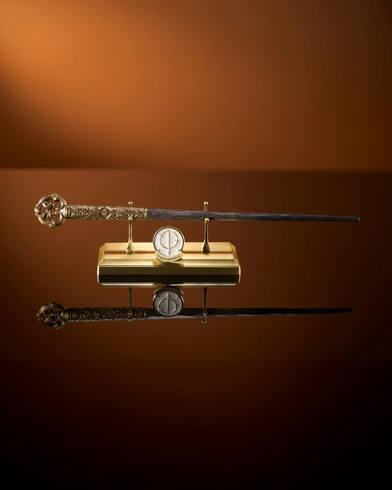 Harry Potter Zauberstab Alohomora mit Ständer und Anstecker