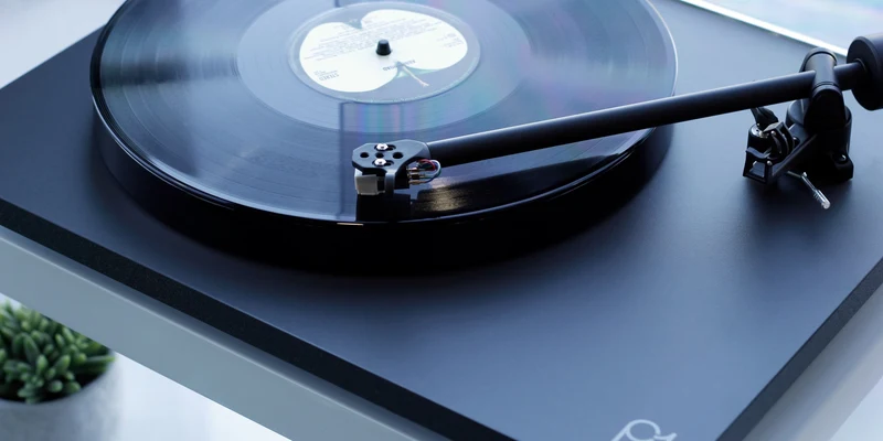 REGA Planar 1 - Table tournante « Plug and Play » avec cartouche carbon