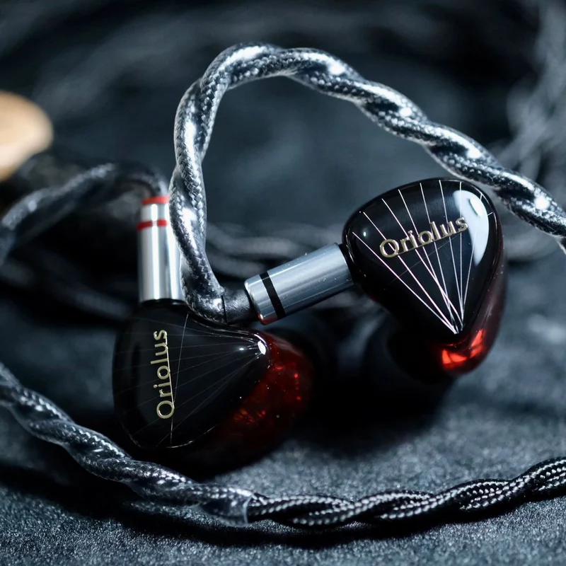 Oriolus Traillii "Black & Red" Special Edition