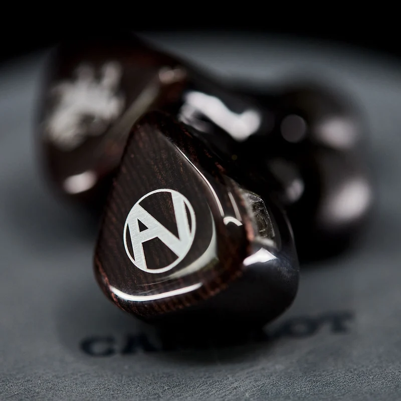 Nostalgia Audio Camelot - Tribrid Referenz In-Ear Monitor