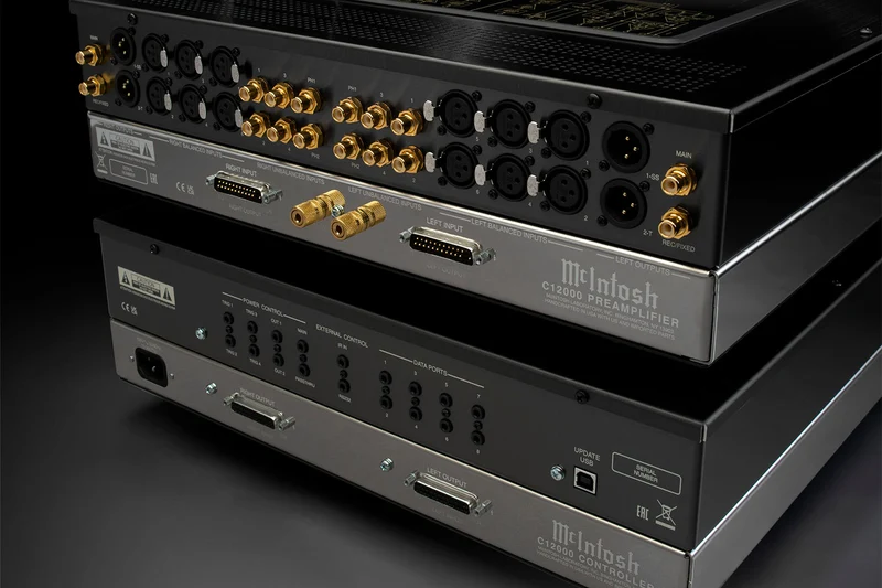 McIntosh C12000 - Préamplificateur stéréo section audio/contrôle séparées, 2 entrées phonos