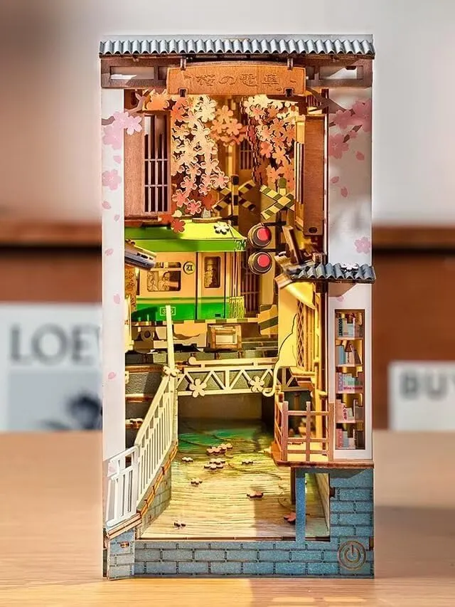 Kit de construction en bois Book Nook – Sakura Densya