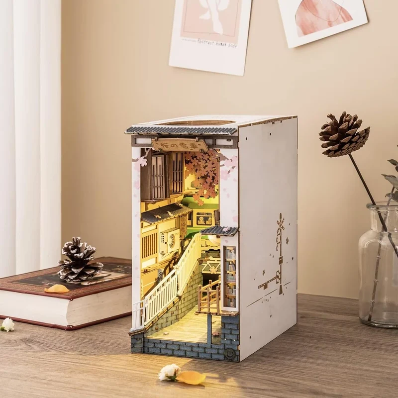 Kit de construction en bois Book Nook – Sakura Densya