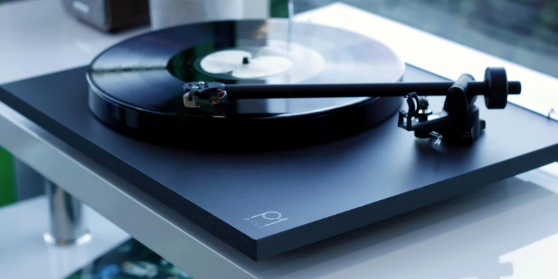 REGA Planar 1 Plus - Table tournante « Plug and Play » avec avec Fono Mini A2D