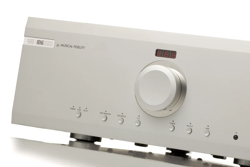 Musical Fidelity M6SI500 - Amplificateur stéréo intégré 500W/C, cinq entrées XLR