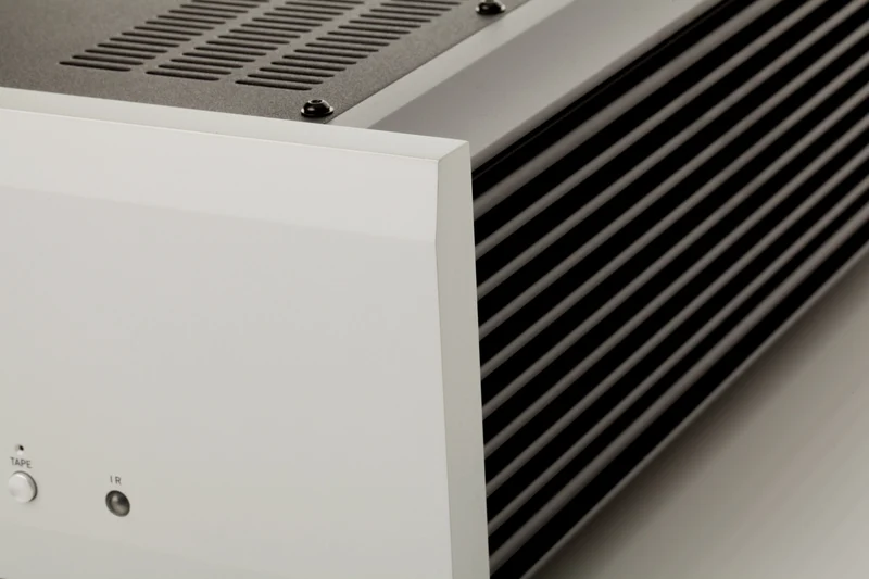 Musical Fidelity M6SI500 - Amplificateur stéréo intégré 500W/C, cinq entrées XLR