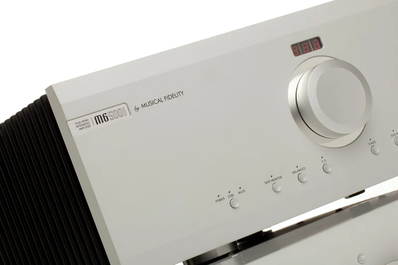 Musical Fidelity M6SI500 - Amplificateur stéréo intégré 500W/C, cinq entrées XLR