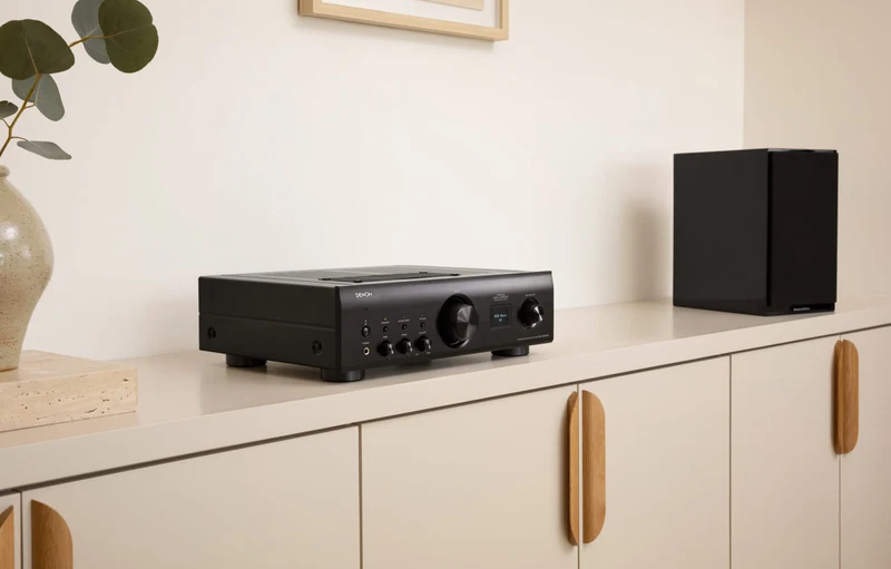 Denon PMA900HNE - Amplificateur stéréo intégré 50Watts/Canal avec lecteur réseau intégré, entrées phono, DAC PCM1795