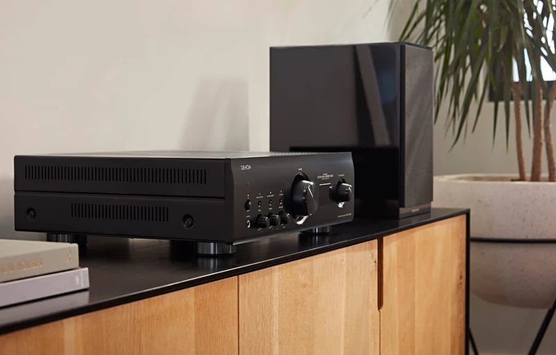 Denon PMA1700HNE - Amplificateur Stéréo Intégré 140Watts/canal, entrée phono, DAC PCM1795
