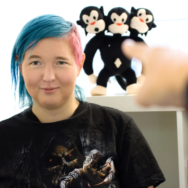 Singe à trois têtes en peluche