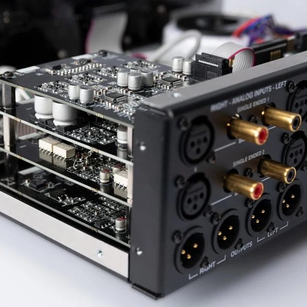 Bryston BR20 - Préamplificateur Stéréo avec lecteur réseau/DAC
