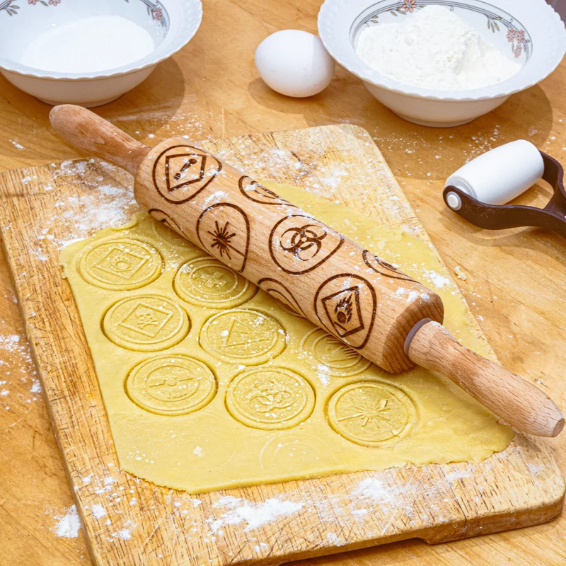 Rouleau de pâte à motifs avec des symboles d'avertissement chimiques