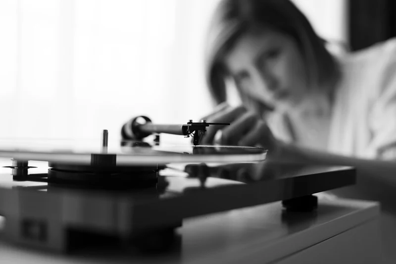 Pro-Ject T1 - Table tournante haute fidélité avec cartouche Ortofon OM 5E (Blanche)