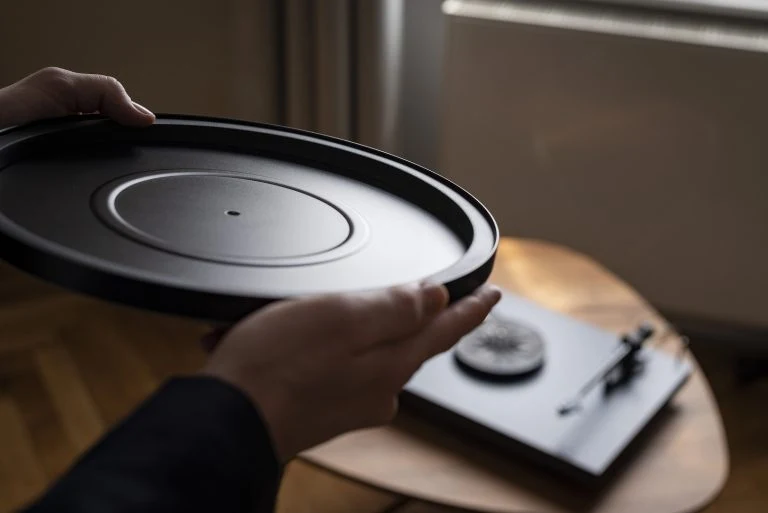 Pro-Ject Debut Carbon EVO-N - Table tournante de conception parfaite finition Piano Noir