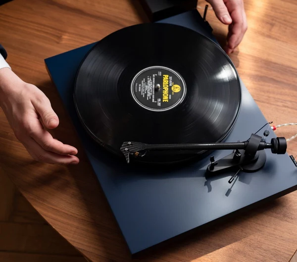 Pro-Ject Debut Carbon EVO-N - Table tournante de conception parfaite finition Piano Noir
