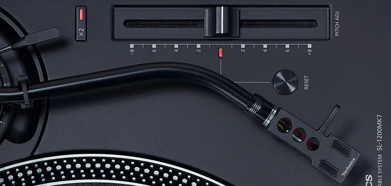 Technics SL-1200MK7 - Table tournante à entraînement direct référence des DJ