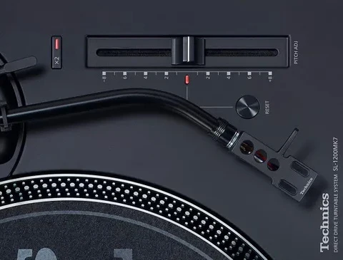 Technics SL-1200MK7 - Table tournante à entraînement direct référence des DJ