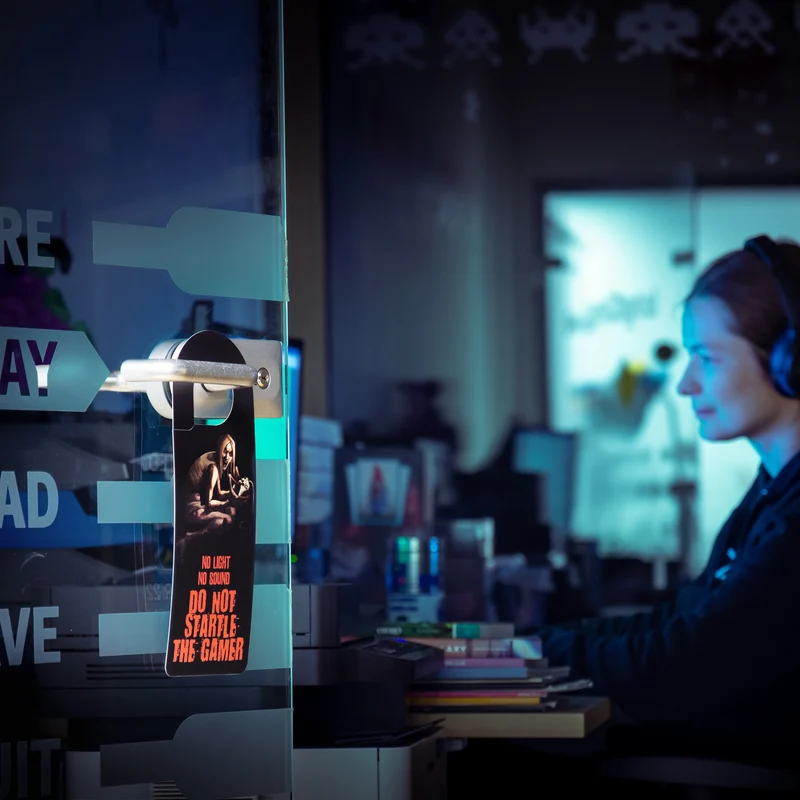 Accroche-porte pour gamer "Do not startle the gamer / Press door to enter".